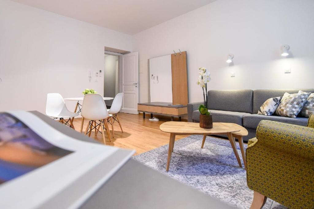Centre Chic 2/4 Apartment